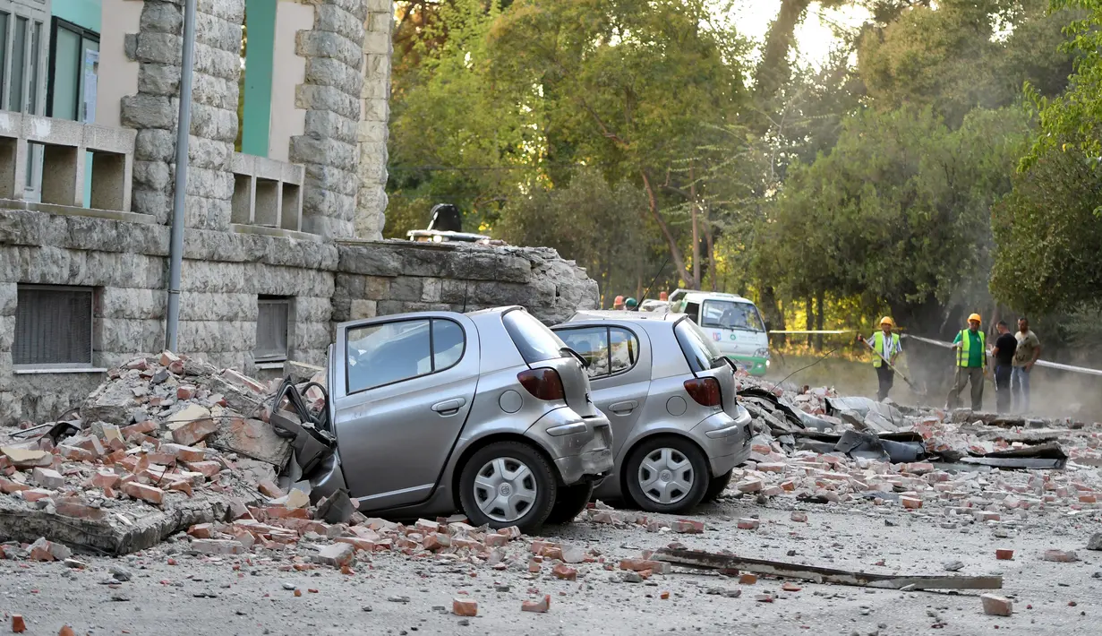 Puing-puing dari sebuah bangunan menimpa mobil usai gempa berkekuatan 5,6 magnitudo mengguncang Tirana, Albania (21/9/2019). Efek dari gempa bumi tersebut mengakibatkan puluhan bangunan hancur serta memicu pemadaman listrik di ibu kota Tirana. (AFP Photo/Gent Shkullaku)