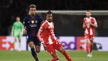 Bintang Bayern Munchen, Michael Olise, menggiring bola melewati pemain PSG pada semifinal leg 1 Liga Champions 2025/2026, Rabu (29/4/2026) dini hari WIB. (FRANCK FIFE / AFP)
