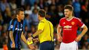 Pemain Club Brugge, Claudemir, memprotes wasit yang memberinya kartu kuning saat melawan MU di Stadion Jan Breydel, Belgia. Kamis (27/8/2015) dini hari WIB. (Reuters/Yves Herman)