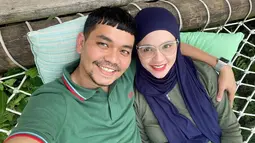 Keduanya juga beberapa kali terlihat menggunakan busana senada di berbagai kesempatan. Kemesraan yang diperlihatkan keduanya ini pun sering mencuri perhatian netizen. (Liputan6.com/IG/@dhila_bekti)