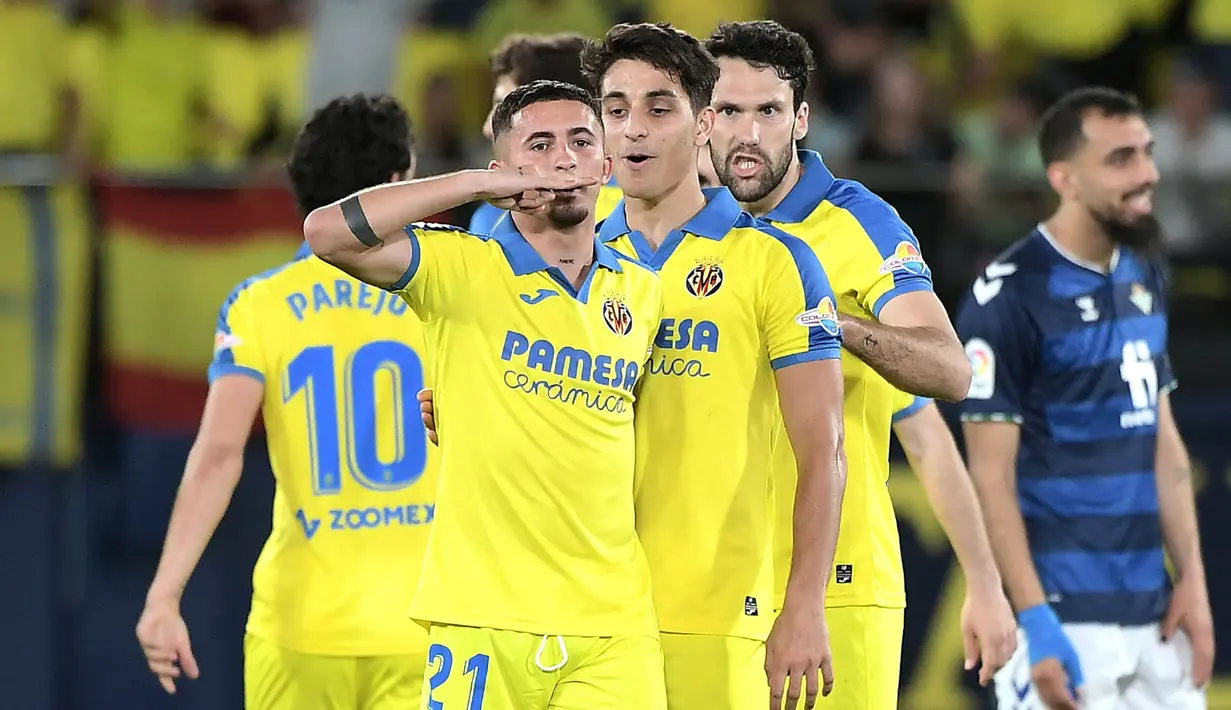 Yeremy Pino (depan) yang kini tengah menjalani musim keempat bersama Villareal hingga kini tercatat telah mencetak 13 gol dan 11 assist dari total 98 laga di LaLiga. Catatan tersebut termasuk satu kali quattrick yang dibuatnya pada pekan ke-26 LaLiga 2021/2022 saat menang 5-1 atas tamunya, Espanyol (27/2/2022). (AFP/Jose Jordan)