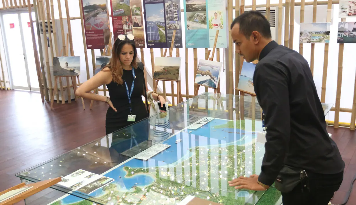 Delegasi Pertemuan Tahunan IMF-Bank Dunia melihat-lihat maket saat mengunjungi pameran Indonesia Pavilion di Nusa Dua, Bali, Minggu (14/10). Para delegasi dunia mengaku tertarik dengan keunikan dan keberagaman Indonesia. (Liputan6.com/Angga Yuniar)