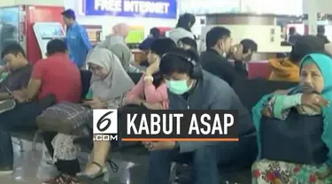 Kabut asap akibat kebakaran hutan dan lahan membuat aktivitas penerbangan di Bandara Sultan Syarif Kasim II, Pekanbaru, Riau terganggu dan terjadi penumpukan calon penumpang di ruang tunggu, Senin (23/9/2019).