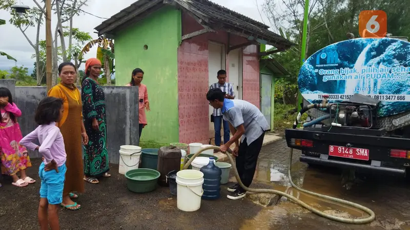 BPBD Banyuwangi menyuplai air bersih ke lokasi terdampak banjir di wilayah perkotaan Banyuwangi. (Hermawan Arifianto/Liputan6.com)