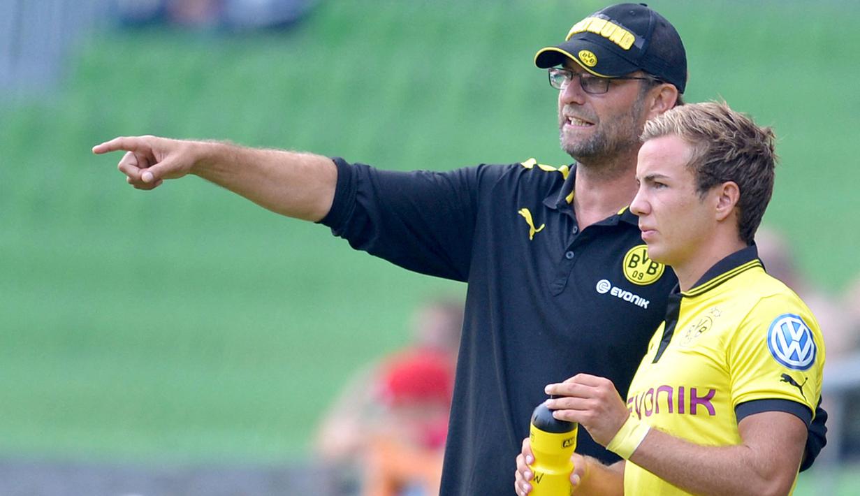 Mario Gotze. Gelandang serang Jerman berusia 29 tahun yang telah dua musim memperkuat PSV Eindhoven sejak didatangkan dari Borussia Dortmund pada awal musim 2020/2021 ini sempat dilatih Jurgen Klopp di periode pertamanya berseragam Borussia Dortmund mulai 2009/2010 hingga 2012/2013 dan tumbuh menjadi salah satu pemain muda terbaik di Liga Jerman. Hingga akhirnya pada awal musim 2013/2014 ia hengkang ke Bayern Munchen dengan transfer senilai 37 juta euro dan perlahan sinarnya meredup meski sempat jadi pencetak gol penentu Jerman saat menjuarai Piala Dunia 2014 usai menang 1-0 atas Argentina. (AFP/DPA/Carmen Jaspersen)