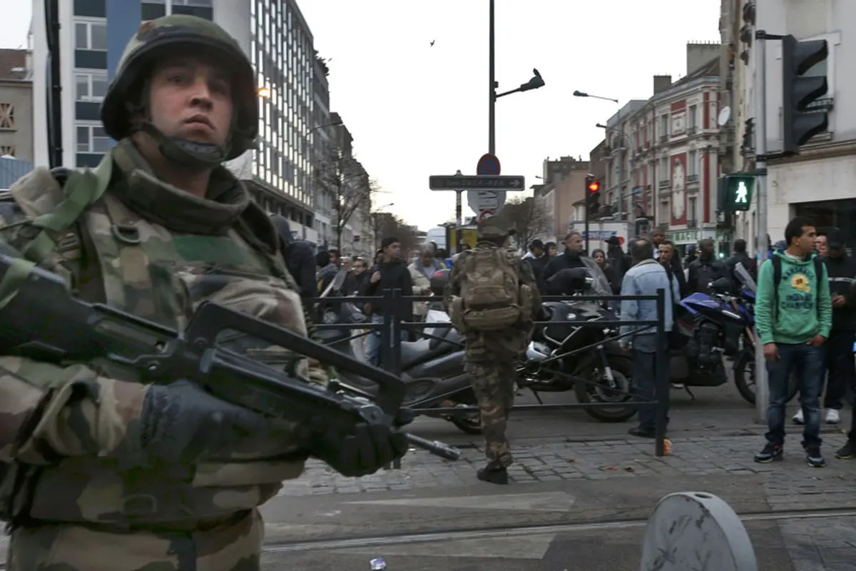 Buru Pelaku Teror Paris, 2 Tewas, Salah Satunya Meledakkan Diri