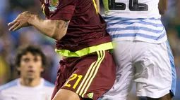 Penyerang Uruguay, Diego Rolan (kanan) berebut bola udara dengan gelandang Venezuela,  Alexander Gonzalez pada Copa America  Centenario 2016 di Lincoln Financial Field, AS (10/6). Venezuela menang atas Uruguay 1-0. (Bill Streicher-USA TODAY Sports)
