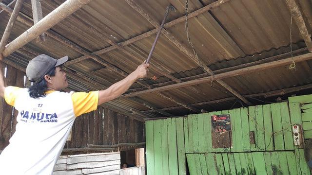 Pemilik warung remang-remang membongkar bangunan liar di pinggir jalan setelah diperingatkan Satpol PP Pekanbaru.