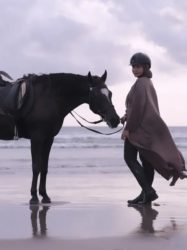 Zaskia dan Shireen Sungkar saat Liburan di Bali.. [@zaskiasungkar15]