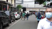 Warga berhamburan usai terjadi gempa di kawasan Polda Metro Jaya, Jakarta, Jumat (14/1/2022). BMKG menyatakan, gempa ini tidak berpotensi tsunami. (Liputan6.com/Faizal Fanani)