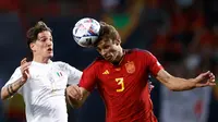 Pemain Italia Zaniolo berduel dengan pemain Spanyol Le Normand pada duel semifinal UEFA Nations League yang berlangsung di Enschede Belanda (AFP)
