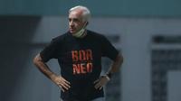 Pelatih Borneo FC, Mario Gomez saat melawan Persebaya dalam laga pekan pertama BRI Liga 1 2021/2022 di Stadion Wibawa Mukti, Cikarang, Sabtu (04/09/2021). Borneo FC menang 3-1. (Foto: Bola.com/Bagaskara Lazuardi)