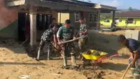 TNI Fokus Bersihkan Rumah Lansia di Lokasi Terdampak Bencana Sumatra