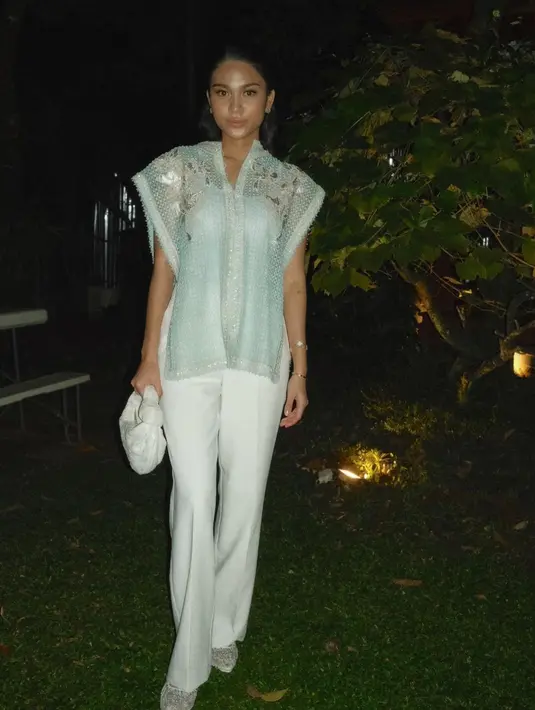 Melengkapi outfit serba putihnya, Azizah Salsha jinjing tas pemberian sang suami, Pratama Arhan. [@azizahsalsha_]