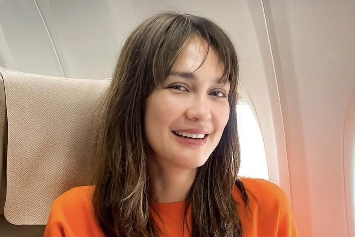 Potret Wajah Selebritis Tanah Air saat Berada di Dalam Pesawat
