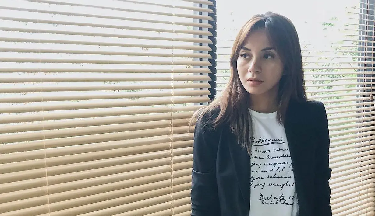 Bagi kalian yang senang melihat sinetron dan FTV, pasti kalian sudah tak asing dengan nama Kirana Larasati. Pasalnya ia sudah banyak membintangi beberapa judul sinetron dan FTV. (Foto: instagram.com/kiranalarasati)