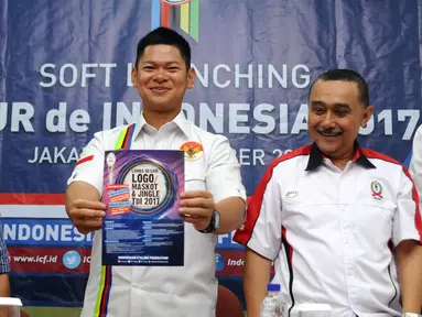 Ketua Umum PB ISSI, Raja Sapta Oktohari (tengah) menunjukkan pamplet lomba logo Tour de Indonesia 2017 saat soft launching di Jakarta, Selasa (8/11). Rencananya, lomba akan menempuh jarak dari Jakarta hingga Banyuwangi. (Liputan6.com/Helmi Fithriansyah)