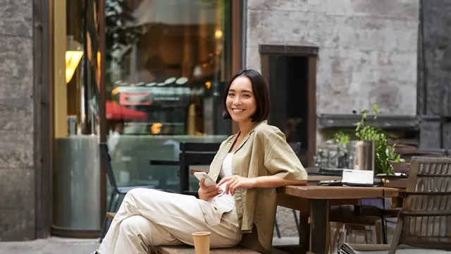 wanita julia perempuan bahagia