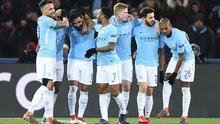 Para pemain Manchester City merayakan gol Ilkay Gundogan (3kiri) saat melawan Basel pada laga 16 besar Liga Champions di Saint Jakob-Park Stadium, Basel, (13/2/2018). Manchester City menang 4-0. (AFP/Sebastian Bozon)