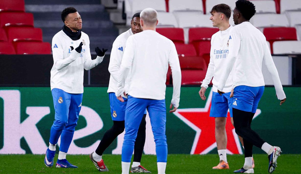 Los Blancos masih bisa tergusur dari delapan besar karena jarak mereka dengan peringkat kesembilan hanya dua poin. Tampak dalam foto, penyerang Real Madrid asal Prancis, Kylian Mbappe (kiri) dan rekan-rekan setimnya berlatih jelang matchweek kedelapan Liga Champions 2025-2026 melawan SL Benfica di stadion Luz, Lisbon pada Selasa 27 Januari 2026. (FILIPE AMORIM/AFP)
