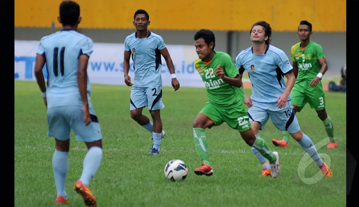 Meski sebatas gelar hiburan, Persebaya Surabaya dan Persela Lamongan tampil ngotot dan terlihat berusaha memenangkan laga di SCM Cup 2015, Stadion Jakabaring, Palembang, Selasa (27/1/2015). (Liputan6.com/Johan Tallo)