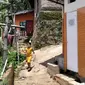 Seorang anak di Kampung Cisanggarung, Kecamatan Cimenyan, Kabupaten Bandung, melintas di tempat MCK komunal, Jumat (13/11/2020). (Liputan6.com/Huyogo Simbolon)