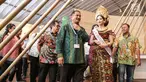 Menteri Pariwisata Arief Yahya (kiri) meninjau Paviliun Indonesia dalam rangka pertemuan tahunan IMF-Bank Dunia 2018 di Bali, Kamis (10/11). Arief berharap pameran ini dapat menarik minat untuk menyelenggarakan acara di Bali. (Liputan6.com/Angga Yuniar)