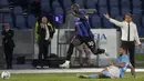 Penyerang Inter Milan Romelu Lukaku berebut bola dengan gelandang Lazio Danilo Cataldi pada pekan ketiga Serie A 2022/2023 di Stadio Olimpico, Roma, Sabtu (27/8/2022) dini hari WIB. Lazio mampu memberikan kekalahan perdana untuk Inter Milan usai menang 3-1. (AP Photo/Gregorio Borgia)