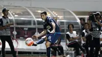 Esteban Vizcarra saat beraksi pada laga final Piala Presiden 2017 di Stadion Pakansari, (12/3/2017). Arema keluar sebagai juara setelah menang 5-1. (Bola.com/Nicklas Hanoatubun)