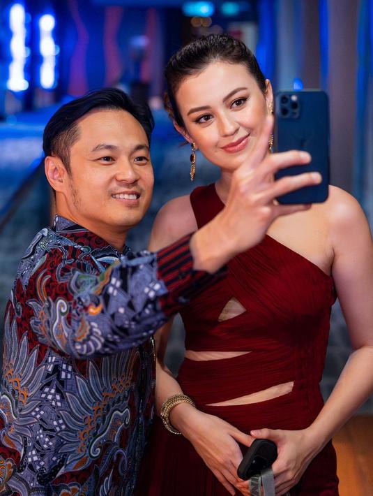 <p>Penataan rambutnya yang digelung rapi serta makeup minimalis membuatnya tampil sangat memesona di hadapan kamera. (Foto: Instagram/ kimbrlyryder)</p>