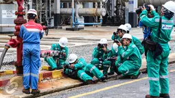 Sejumlah jurnalis foto dengan berbagai gaya mengabadikan kawasan kilang pengolahan minyak Pertamina (RU V) di Balikpapan, Kalimantan, Kamis (14/05). (Liputan6.com/Fery Pradolo)