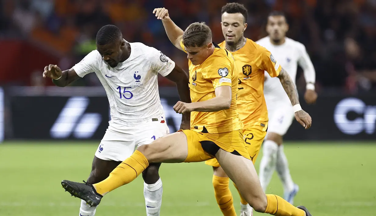 Tampil impresif bersama Tottenham Hotspur, Micky van de Ven (kanan) yang kini berusia 22 tahun akhirnya dipercaya pelatih Ronald Koeman untuk menjalani debut bersama Timnas Belanda saat menghadapi Prancis pada laga Grup B Kualifikasi Euro 2024 (13/10/2023). Dalam laga yang berakhir dengan kekalahan 1-2, Micky van de Ven tampil di sepuluh menit terakhir menggantikan Nathan Ake. (AFP/Kenzo Tribouillard)