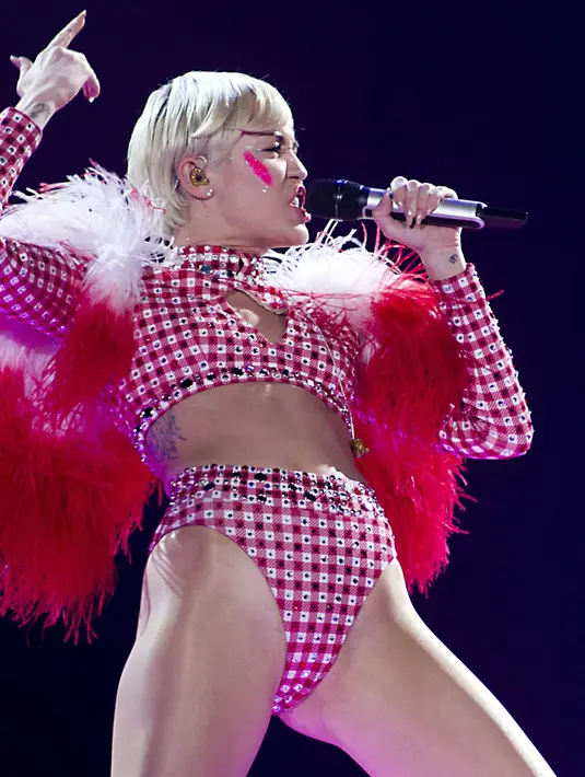 Miley Cyrus tampil di Ziggo Dome di Amsterdam, Belanda (22/6/2014) menggunakan kostum seksi merah putih dengan aksen bulu menghiasi pundaknya. (Bintang/EPA)
