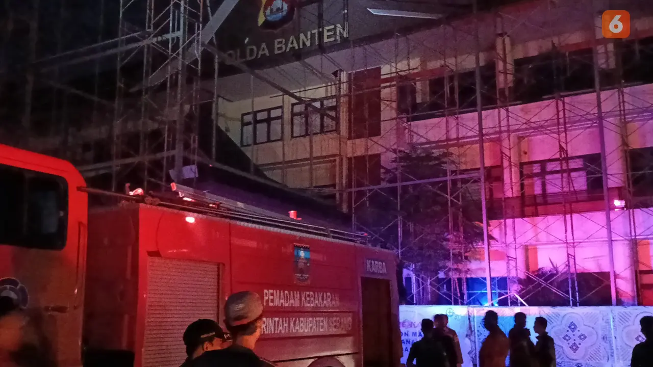 Polda Banten Kebakaran pada Minggu malam, 09 Maret 2025. (Yandhi Deslatama/Liputan6.com).