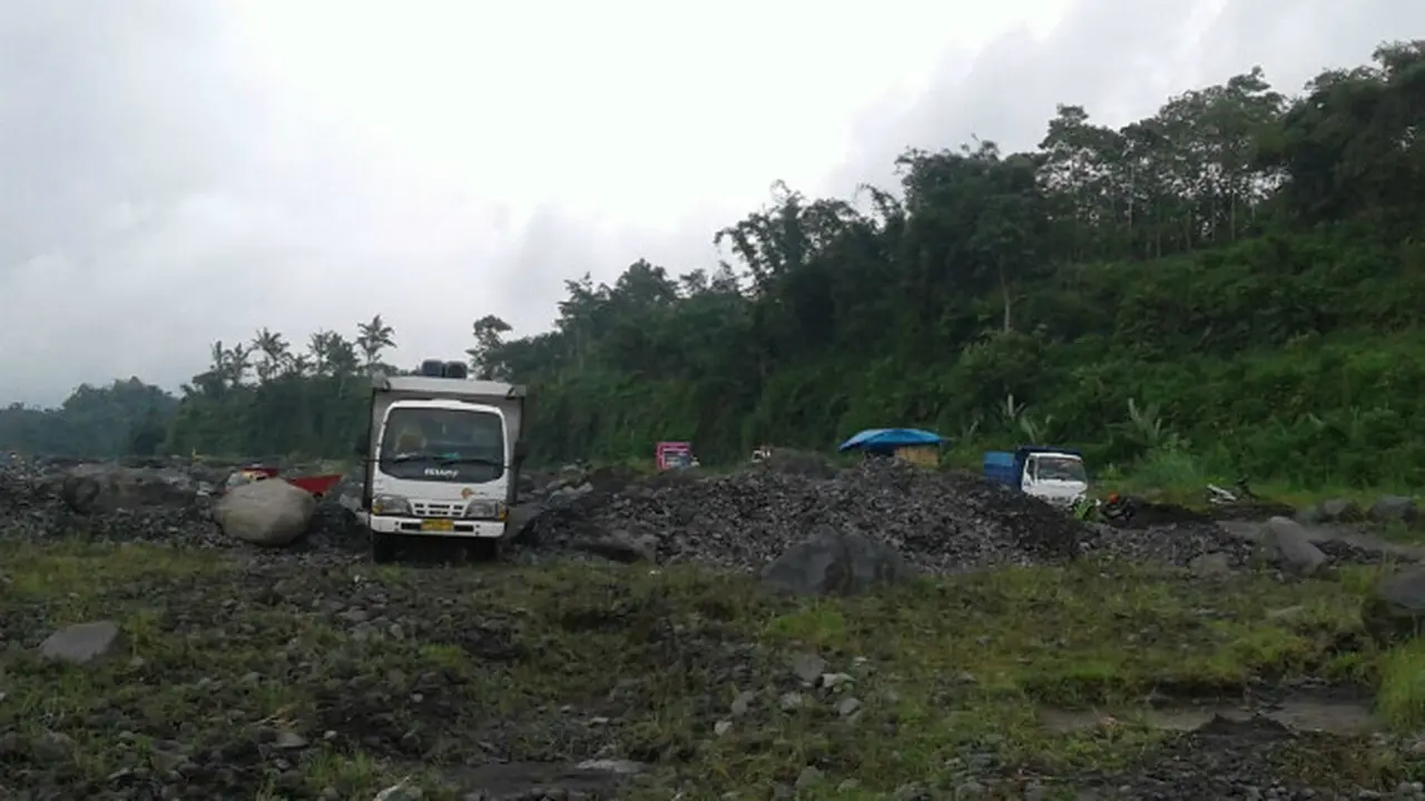 Penambangan Dekat Gunung Semeru