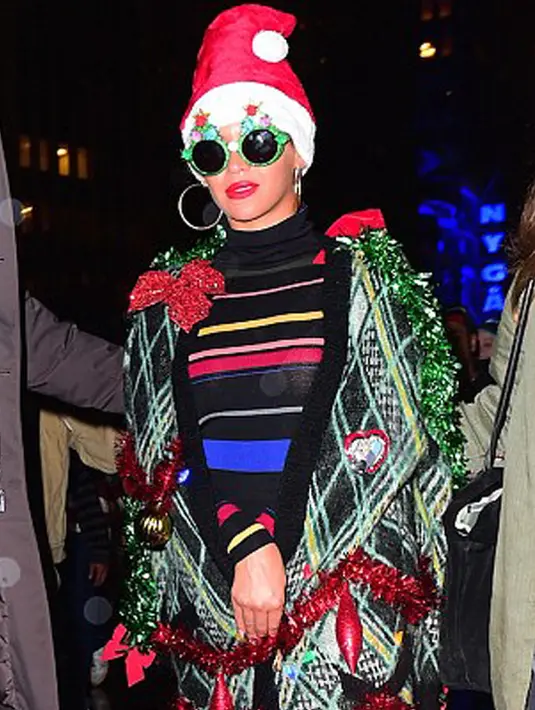 Penyanyi Beyonce tampil dihiasi berbagai dekorasi Natal di New York City, Senin (14/12/2015) malam. Pemenang 17 Grammy Awards itu melengkapi gaya busananya dengan topi sinterklas dan kacamata hitam ber-frame dalam nuansa hijau dan merah. (dailymail.co.uk)