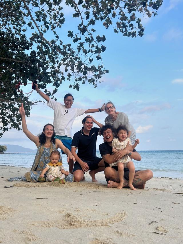 7 Potret Nadine Chandrawinata Liburan ke Lampung, Ramai Bareng Rombongan Keluarga