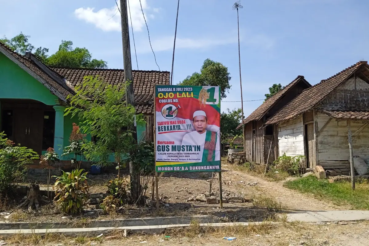 Salah satu baliho Gus Mus yang terpasang di Desa Tambahrejo, Kecamatan Tunjungan, Kabupaten Blora, Jawa Tengah. (Liputan6.com/Ahmad Adirin)
