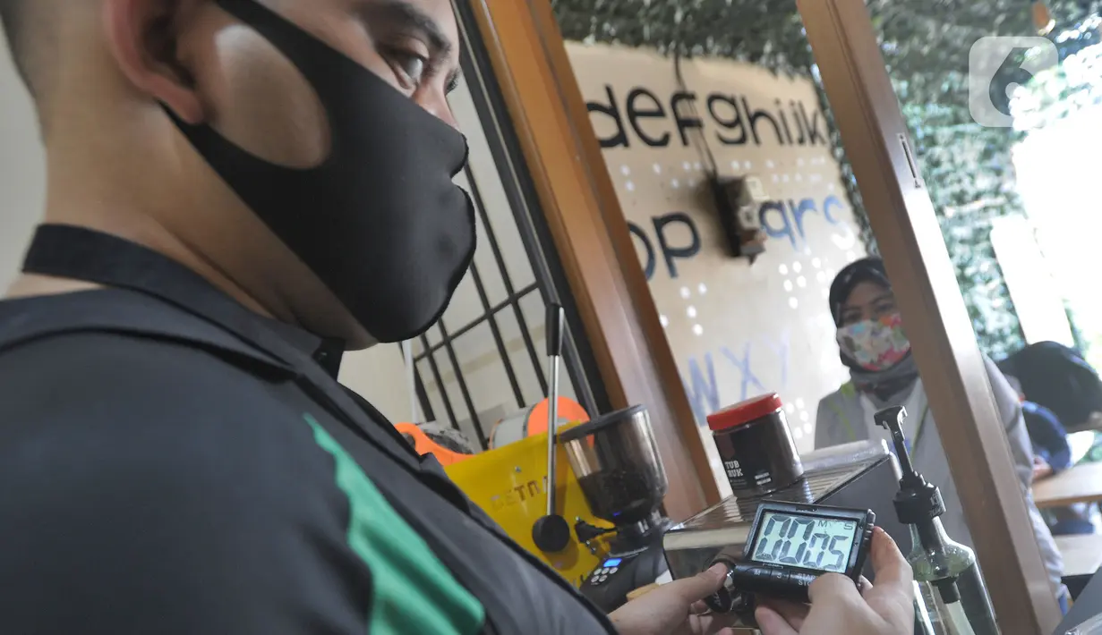 Ahmad Hilmy Almusawa meracik kopi pesanan pelanggan di Mata Hati Koffie di Pamulang, Tangerang Selatan, Selasa (21/7/2020). Barista muda yang mengalami kebutaan total sejak umur 12 tahun dan masih kuliah di Fakultas Ilmu Pendidikan UMJ ini sejak Februari membuka kedai kopi. (merdeka.com/Arie Basuki)