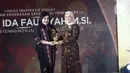 Wakil Komisaris Utama SCM Suryani Zaini  saat memberika penghargaan kepada Menrri tenaga kerja Ida Fauzyah dalam Anugrah Inspiratif Liputan6.com di Jakarta, Sabtu (8/7/2023). Dengan  kategori Tokoh Inspiratif pegiat penghapusan kekerasan seksual di tempat kerja. (Liputan6.com/Angga Yuniar)