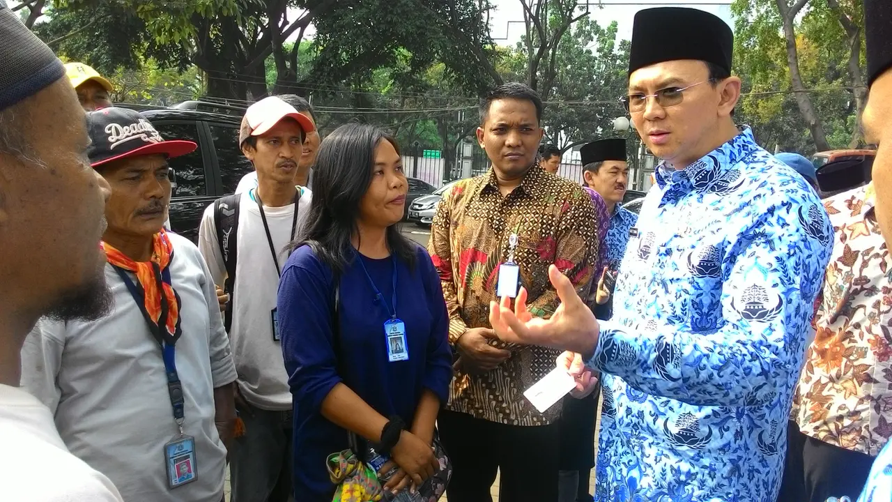 Usai Upacara, Ahok Dihadang Pekerja Kebersihan Monas