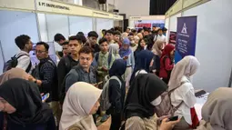 Acara ini membuka peluang bagi pencari kerja di Surabaya untuk melamar ke berbagai perusahaan, terutama di sektor industri, perdagangan, dan jasa. Tampak dalam foto, para pencari kerja mendaftar pada bursa kerja di salah satu event bursa kerja, Surabaya, Jawa Timur pada Selasa 7 April 2026. (JUNI KRISWANTO/AFP)