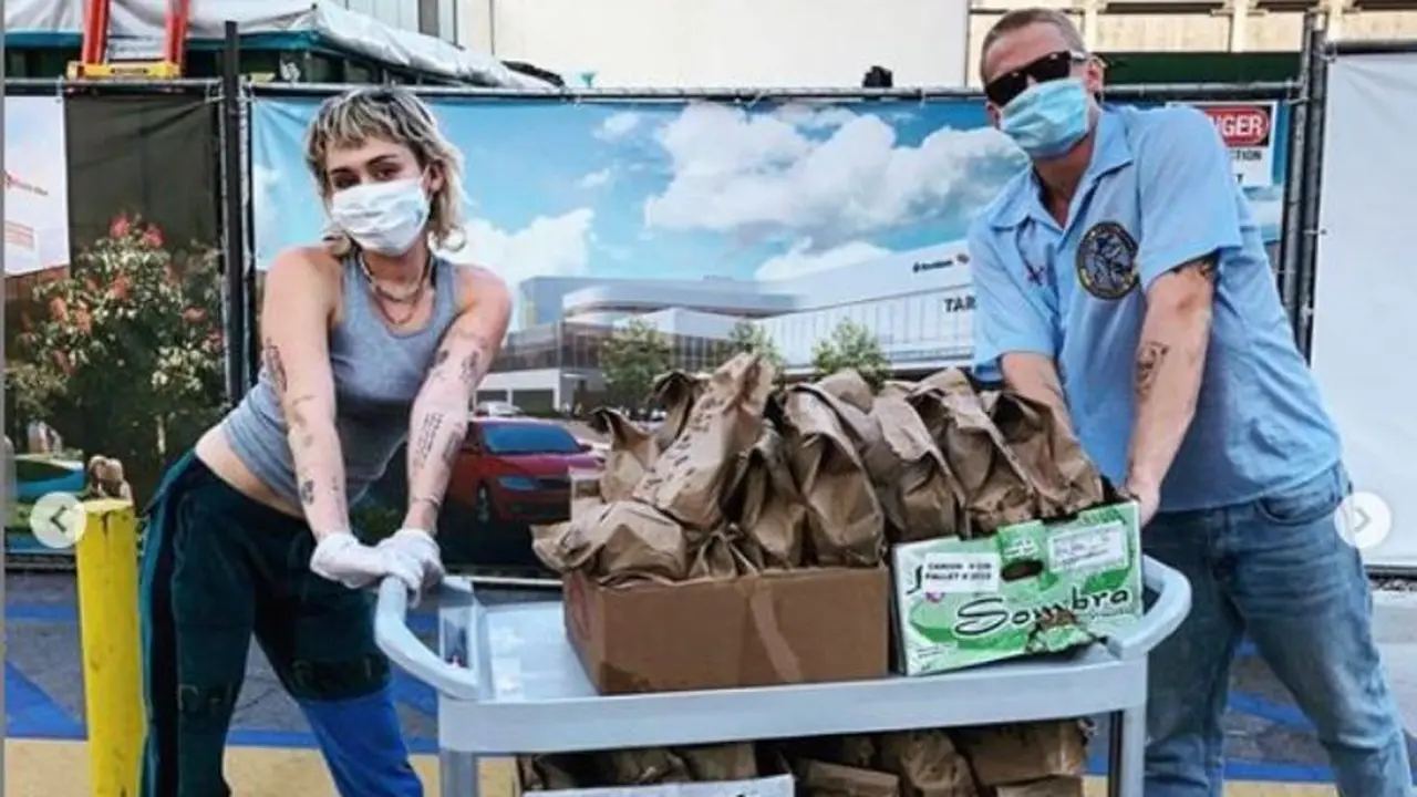 Bagikan 120 Makanan untuk Tenaga Medis, Miley Cyrus Banjir Pujian