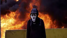 Demonstran anti-pemerintah di Venezuela mengenakan topeng hantu saat menggelar aksi di Caracas, Venezuela, Sabtu (26/5). Memasuki hari ke-56, aksi demonstrasi anti-pemerintah tersebut telah memakan korban jiwa 47 orang. (AP Photo)  