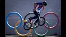 Justin Dowell, dari Amerika Serikat, melakukan lompatan saat sesi latihan dalam cabang olahraga Balap Sepeda Gaya Bebas BMX  Olimpiade Tokyo 2020, Selasa (27/7/2021). (Foto: AP/Ben Curtis)