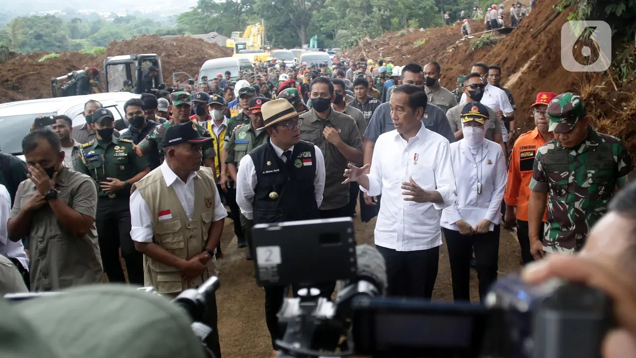 Presiden Jokowi Tinjau Lokasi Pencarian Korban Gempa Cianjur