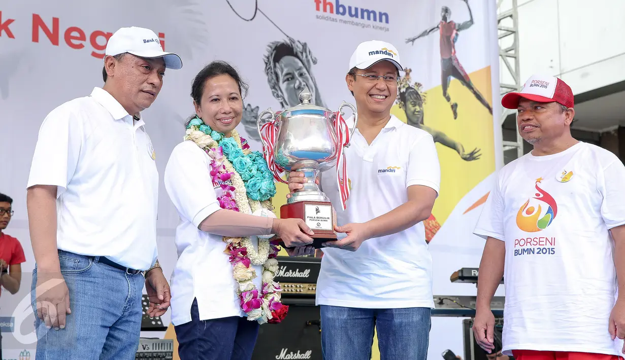 Menteri BUMN Rini Soemarno memperlihatkan piala bergilir saat pembukaan PORSENI BUMN 2015, Jakarta, Minggu (8/11/2015). Acara ini diharapkan mampu memunculkan bintang-bintang baru di berbagai cabang olah raga dan kesenian. (Liputan6.com/Faizal Fanani)