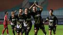 Para pemain Martapura Dewa United merayakan gol pertama yang dicetak Selamet Budiono (kedua dari kanan) dalam laga semifinal Liga 2 2021 di Stadion Pakansari, Bogor, Senin (27/12/2021). (Bola.com/Bagaskara Lazuardi)