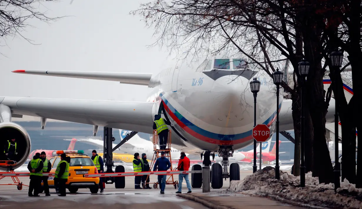 Pesawat membawa para diplomat Rusia yang diusir dari Amerika Serikat dan keluarga mereka mendarat di bandara Vnukovo, Moskow, Minggu (1/4). Pengusiran terkait serangan racun terhadap mantan agen mata-mata Rusia di Inggris. (AP/Alexander Zemlianichenko)