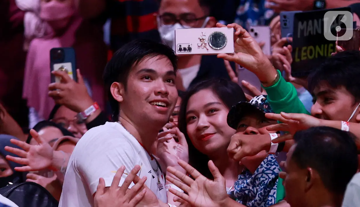 Ganda putra Indonesia, Daniel Marthin, foto bersama fans setelah pertandingan melawan wakil Jepang, Takuro Hoki/Yugo Kobayashi pada laga semifinal Indonesia Masters 2023 di Istora Senayan, Jakarta, Sabtu (28/1/2023). Wakil Indonesia itu menang dengan skor 18-21, 21-17, 21-3. (Bola.com/M Iqbal Ichsan)